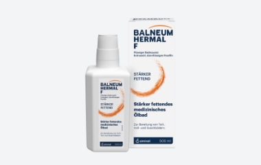 Auf dem Bild sehen Sie das Produkt: Balneum Hermal F 500 ml und seine Verpackung. Im Haupttext des Produktes ist zu lesen: Stärker Fettendes medizinisches Ölbad.